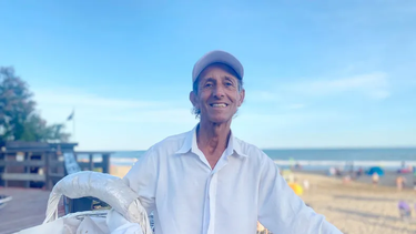 DE PUNTA EN BLANCO. Antonio Espasa viaja de Pilar a Gesell todos los veranos..