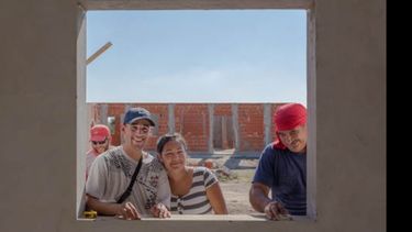 UNA VENTANA. La ilusión de las familias ante el avance de las obras..