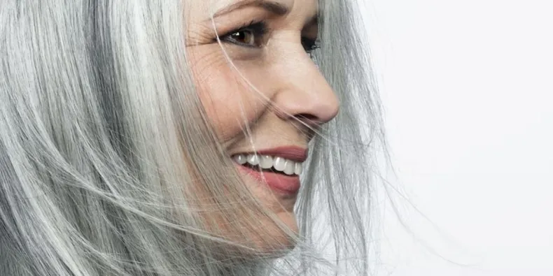 Qué significa dejarse las canas y no teñirse, según la psicología. (cienradio.com).avif