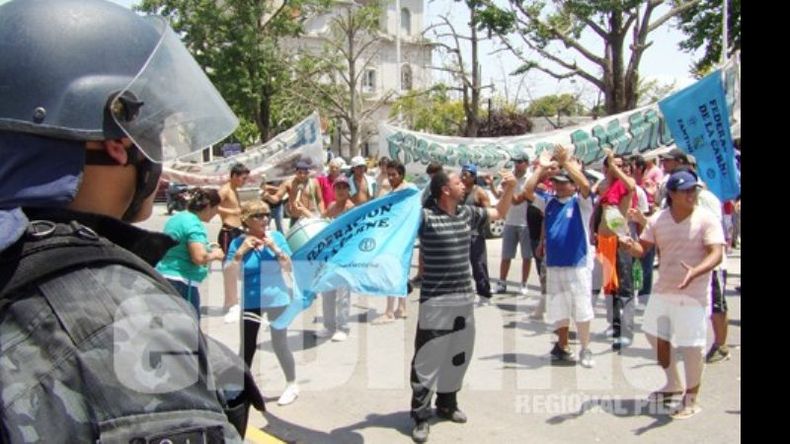 Sigue la tensión. Los trabajadores de Amancay se manifestaron en el Municipio..