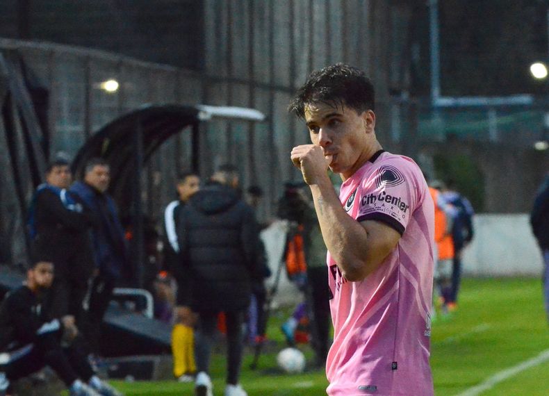 CHUPETE. Brian Martin le dedicó el gol a su hijo.