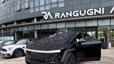 La pick up eléctrica arribó a la concesionaria Rangugni Autos de la calle Caamaño.  La pick up eléctrica arribó a la concesionaria Rangugni Autos de la calle Caamaño.