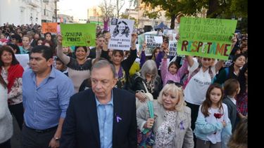 EN LA PLAZA. El intendente Humberto Zúccaro participó de la marcha frente al Municipio..
