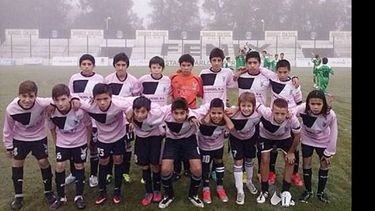 En su vuelta al estadio Carlos Barraza, la categoría 2001 festejó con un triunfo..