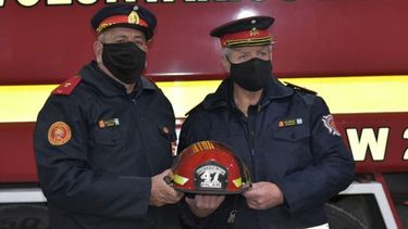 En el marco de los festejos por nuestro día, se rinde homenaje a los suboficiales que pasan al cuerpo de reserva. Ángel Viaño y Sergio Arce junto el ascenso a bombero de Esteban Alegre. Felicitaciones. Bomberos Voluntarios De Pilar..