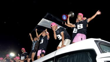 pasada por la plaza, vuelta olimpica en el estadio y una remera especial: asi siguieron los festejos de real pilar
