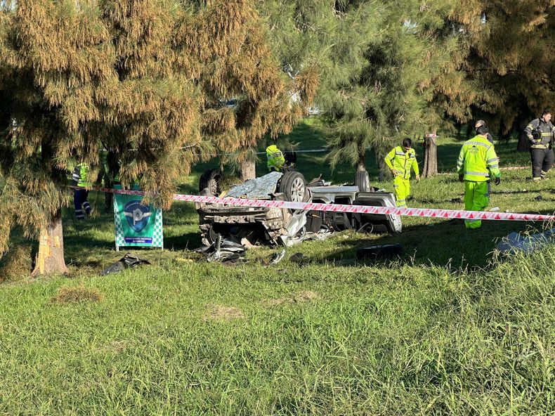 TRAGEDIA. El Citroën C4 en el que iban las víctimas terminó golpeando contra un árbol.