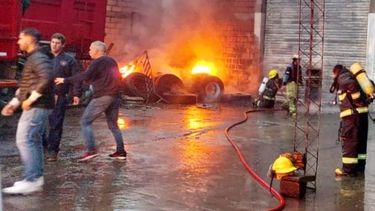 BOMBEROS EN ACCIÓN. Debieron sofocar las llamas.