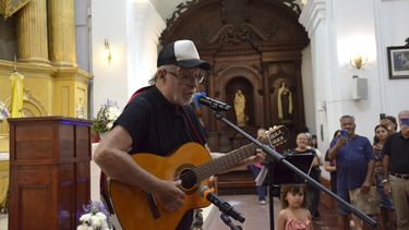 SÓLO LE PIDO A DIOS. León Gieco cantó en la parroquia Nuestra Señora del Pilar.&nbsp;