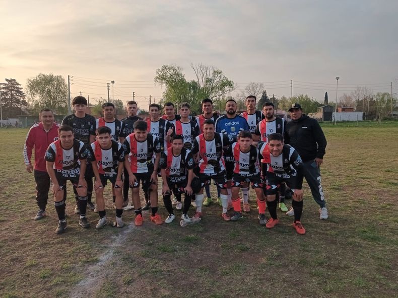 FORMACIÓN. El plantel del Club Atlético Peruzzotti que hará su debut oficial en la Escobarense.