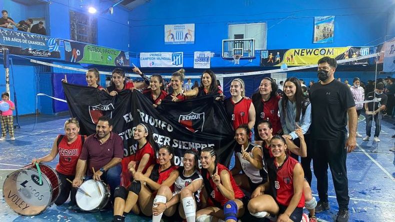 FOTO DE CAMPEONAS. Las chicas de Derqui y su fiesta en Villa del Parque..