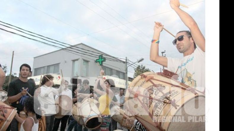 (Alejandro Cano). Hombres, mujeres y muchos chicos durante la caravana de bombos por las calles derquinas..