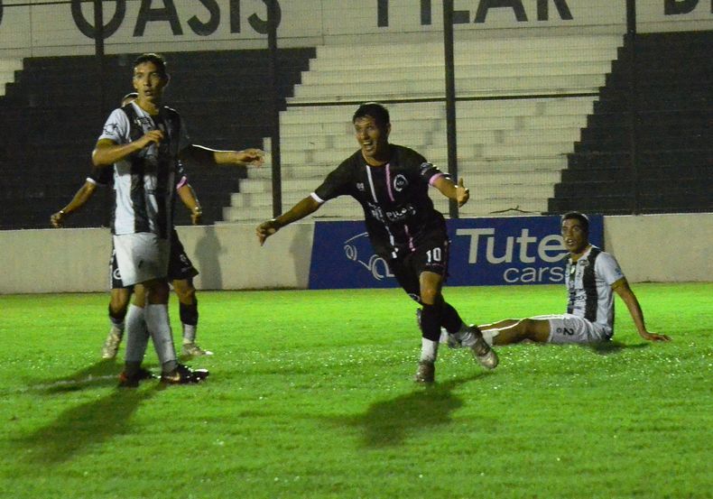 SONRISA PLENA. Lucas Chambi sale festejando con los brazos abiertos el primero de Real Pilar.