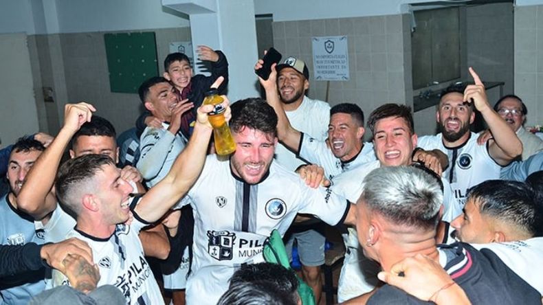 VESTUARIO LOCO. El festejo de los jugadores de Real, tras haber alcanzado la punta..