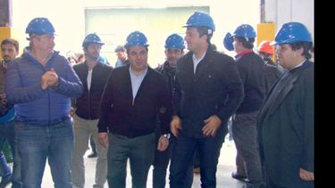 TRABAJADORES. Massa recorrió una fábrica de pinturas junto a concejales..