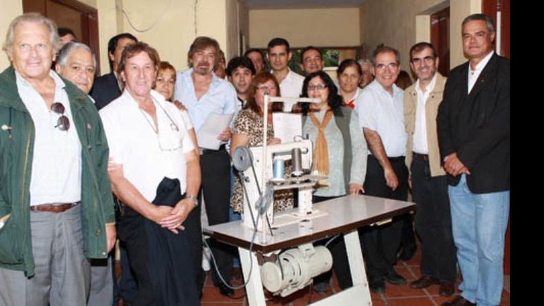Rotarios de Pilar junto a los futuros de Alberti, en la entrega de maquinaria..