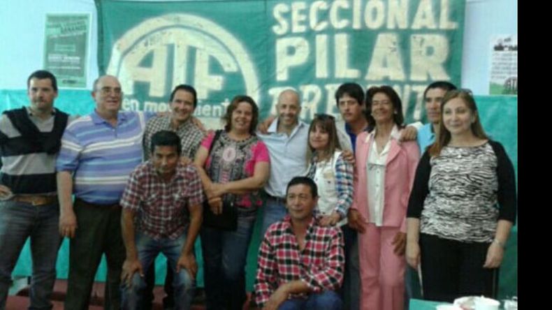 EN POSE. Ducoté festejó el Día del municipal con ATE-CTA..