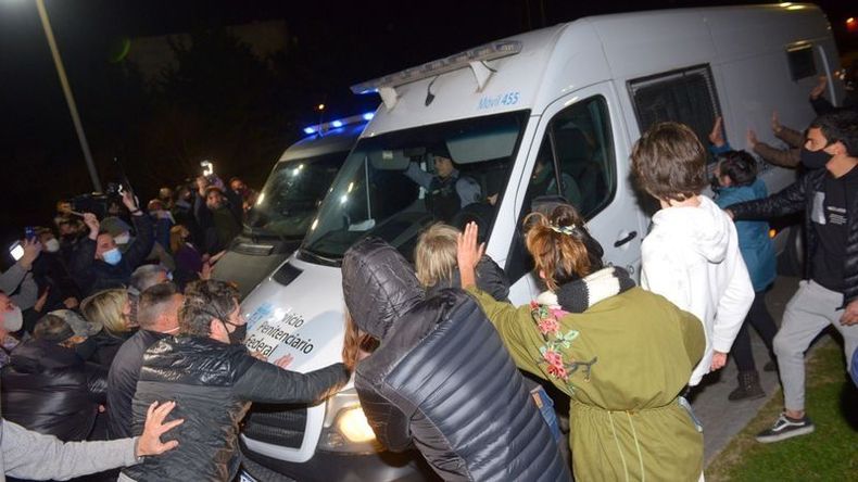 TENSIÓN. Momento en que el móvil intenta ingresar al country ante la oposición de vecinos y militantes..