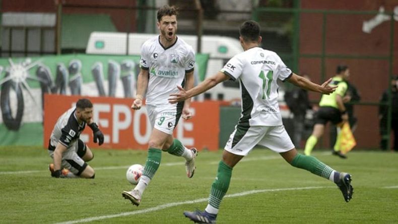 Molina festeja su gol en Caballito..