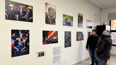 La muestra de Vero Carro sobre los bomberos ya se exhibió en el Cuartel y ahora se muda al CCF.