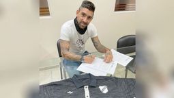 Gastón Díaz estampando su firma en la sede de All Boys esta mañana..
