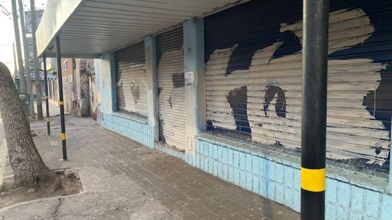 Los jóvenes pintaron las persianas..