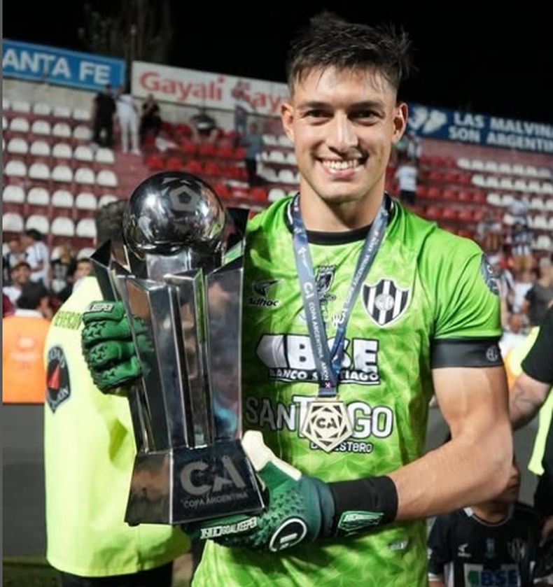Luis Ingolotti con la Copa Argentina en sus manos.