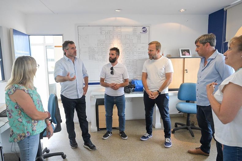 CHARLA. Federico Achával, en una de las reuniones que mantuvo durante la recorida.