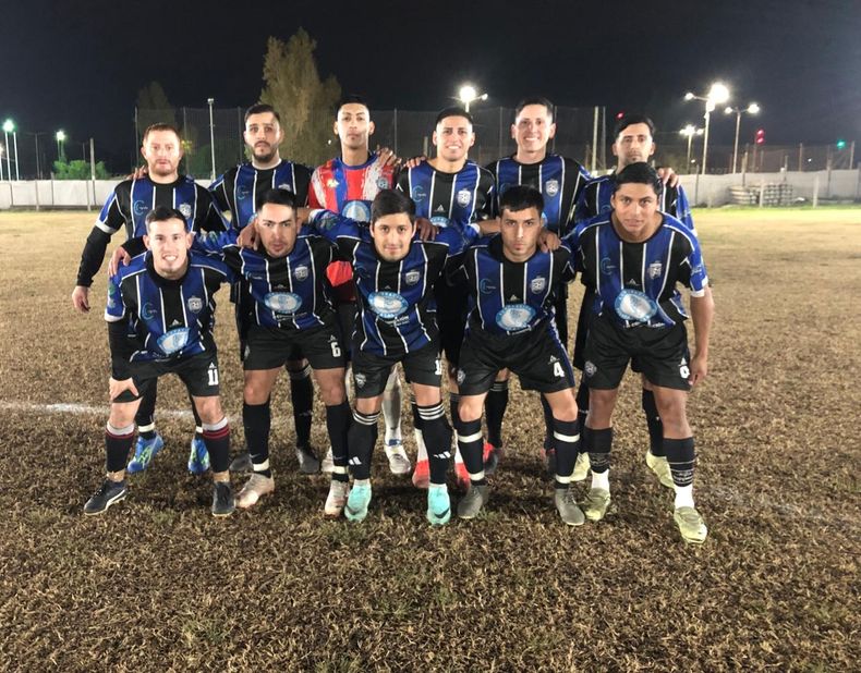 EQUIPO. La Nueva gan&oacute; en Derqui para mantenerse en la pelea por la cima del grupo.
