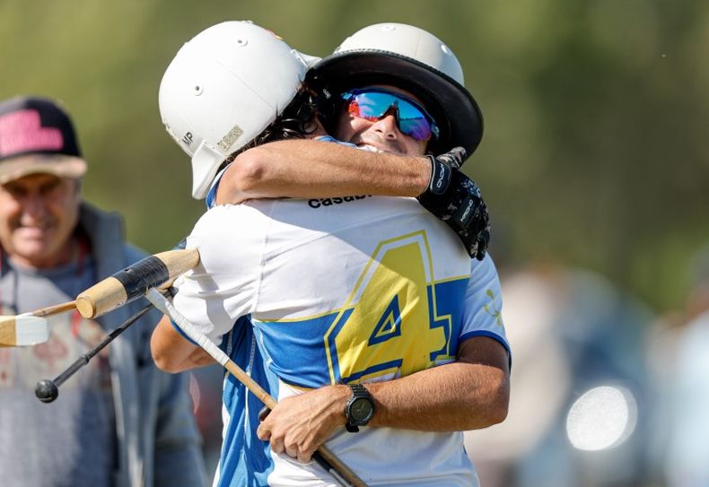 ABRAZO. Panelo y Di Curcio festejan la clasificación de Santa María.