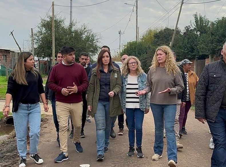 A CAMINAR EL CONURBANO. Villarruel, en la mañana de este sábado, en el barrio San Soucí. La acompañaron dirigentes nacionales y locales.
