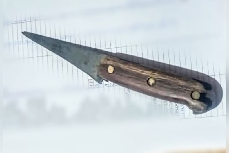 El cuchillo utilizado por el ladrón para amenazar a la recepcionista del hotel alojamiento.&nbsp;