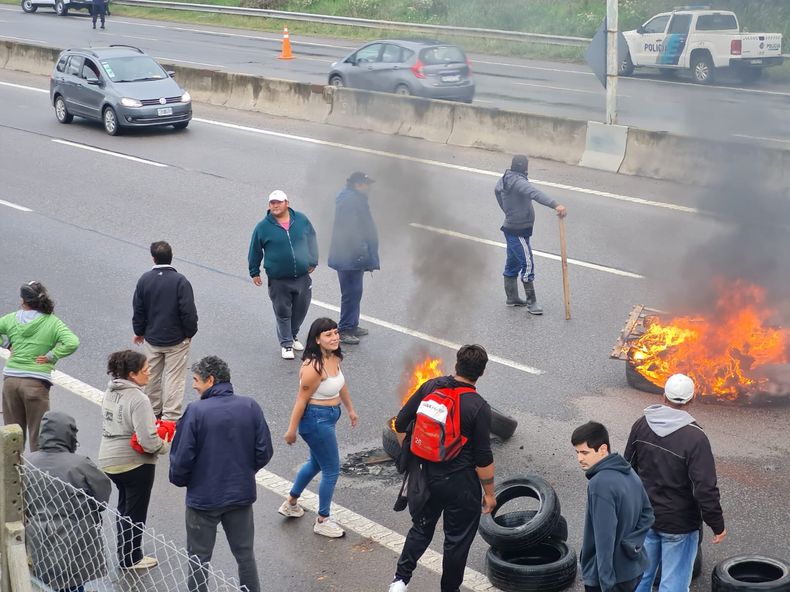 El corte se lleva a cabo en ambas manos. Un solo carril por lado permanece liberado.&nbsp;