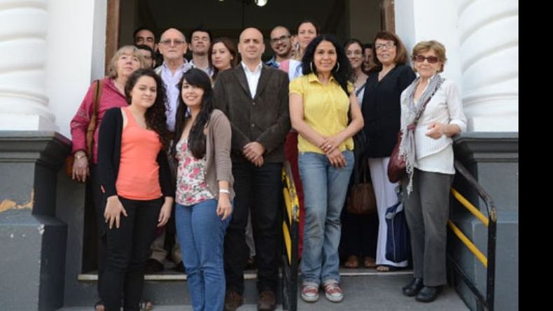 Los alumnos de la maestría, ayer, en la puerta del edificio municipal..