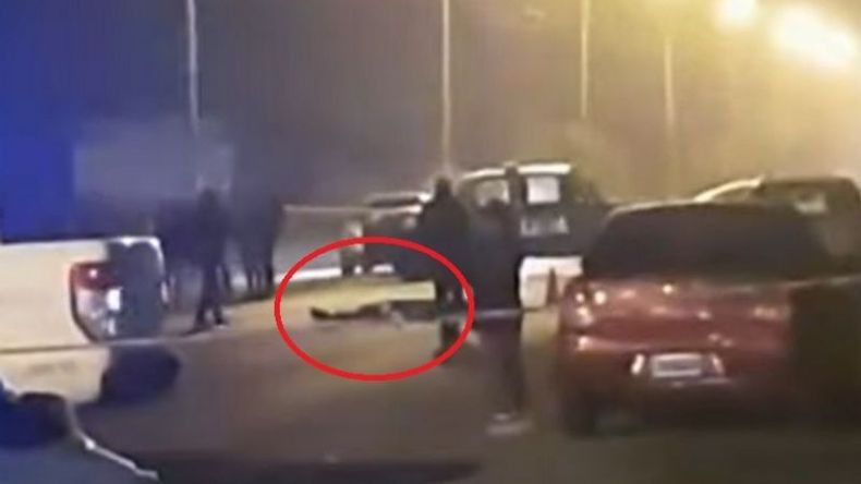El cuerpo quedó tendido sobre el asfalto..