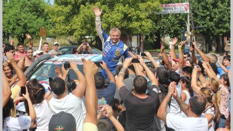7 RALLYS. Naivirt saluda a la gente que lo esperó en Del Viso, tras la largada de 2016..
