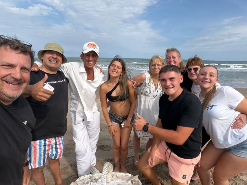 Antonio junto a una familia que es clienta suya desde hace varios años.&nbsp;