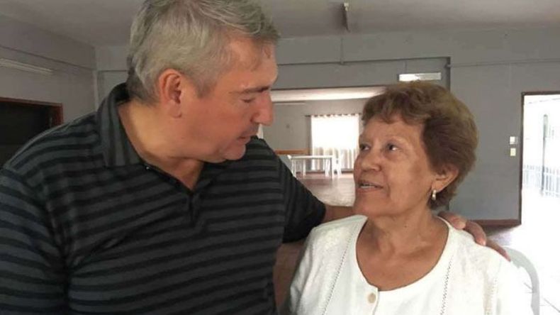 ABRAZO. D’Onofrio dialoga con una jubilada de Astolfi. .