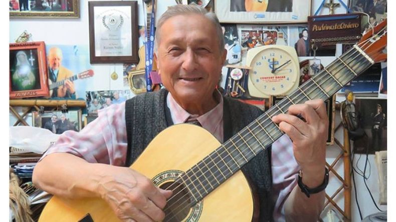 EL HOMBRE DE LA GUITARRA. Ramón Núñez, un símbolo de Derqui. .