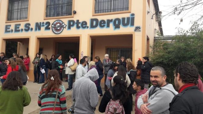 RECLAMO. La comunidad de la Escuelas Media 2 y abrazaron el edificio..