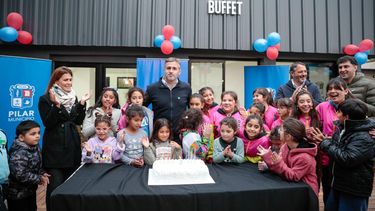 VELITAS. Achával junto a un grupo de chicos, celebró los 3 años del Club Municipal Luchetti.