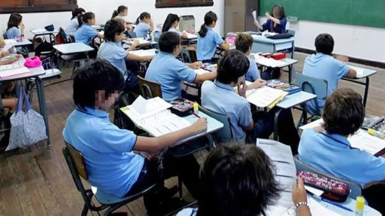 Un informe nacional reveló que apenas el 10% de los estudiantes que comenzaron la primaria en 2013 finalizó la escuela secundaria en 2024 en tiempo y forma.