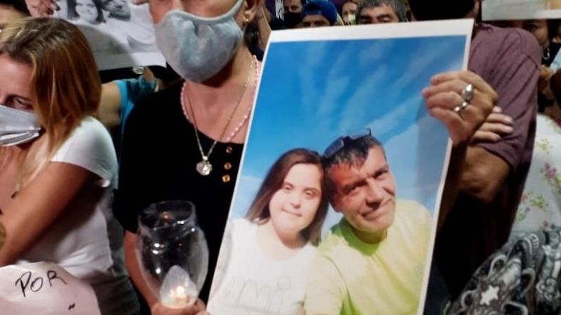 PEDIDO DE JUSTICIA. Vecinos de la víctima, días después del crimen que conmovió a Villa Rosa. .