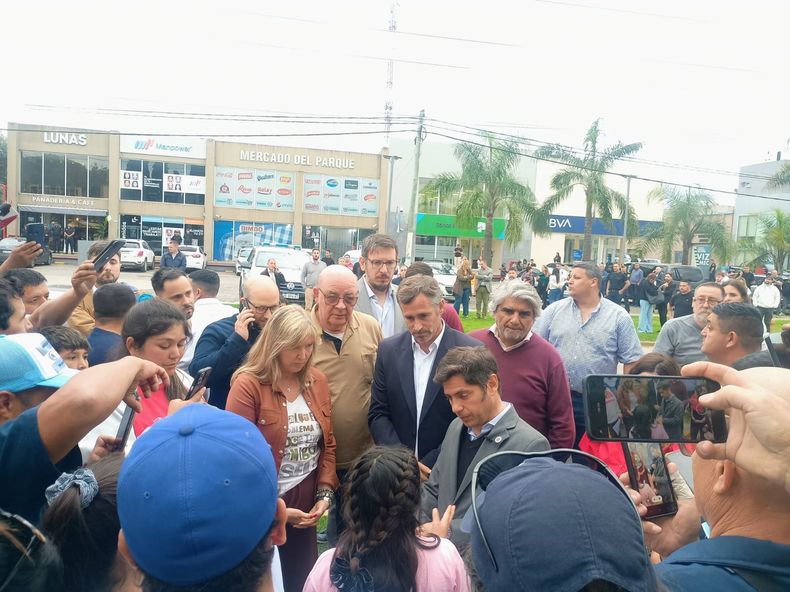 ESCUCHA. Kicillof y Achával con las familias de los despedidos, en el Parque Industrial.