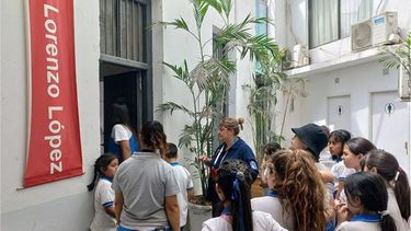 El Colegio Mano Amiga visitó el #CenotafioDeMalvinas y el #CascoHistórico, junto a #PilarTurismo. Los alumnos participaron de un paseo educativo acompañados por nuestra guía. Allí, tuvieron la oportunidad de refrescar diversos datos de la historia de #Pilar y de nuestra nación. Pilar Turismo / @PilarTurismo..