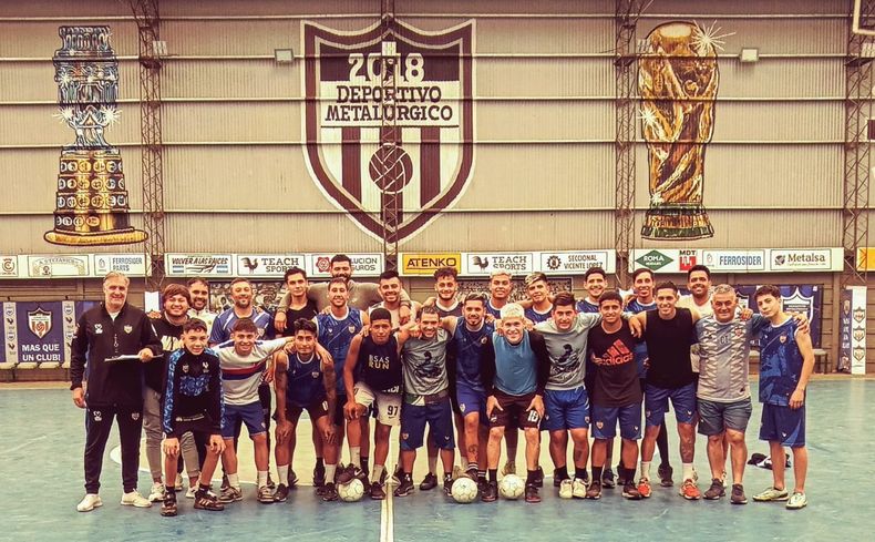 PLANTEL. Algunos de los integrantes de Metalúrgico en un entrenamiento en el gimnasio del club.