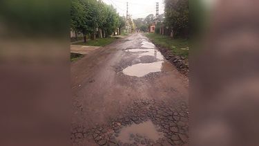 POZOS. Denuncian que la calle Entre Ríos del barrio El Triángulo está intransitable..
