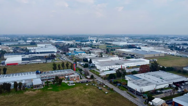CLAVE. La avenida Frondizi atraviesa el corazón del Parque Industrial.