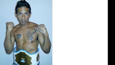 CAMPEÓN. Medina posa con el cinturón nacional de Master 64 kilos..