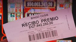 El afortunado apostador obtuvo uno de los premios más altos entregados por el Bingo Oasis. El afortunado apostador obtuvo uno de los premios más altos entregados por el Bingo Oasis.